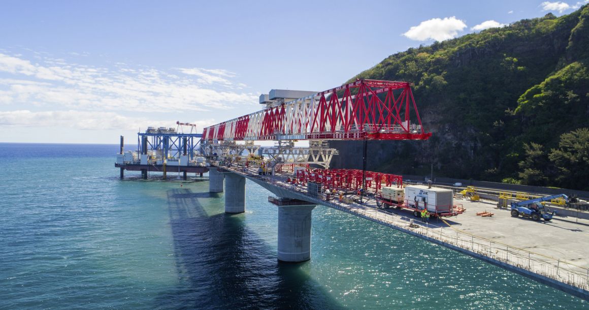 Avec les matériels et les outils spéciaux, les entreprises qui interviennent dans les travaux maritimes et fluviaux s’appuient sur leur capacités internes en matière d’études d'avant-projet, d’exécution et d’expertise métier. Ici, la Nouvelle Route du Littoral à la Réunion.