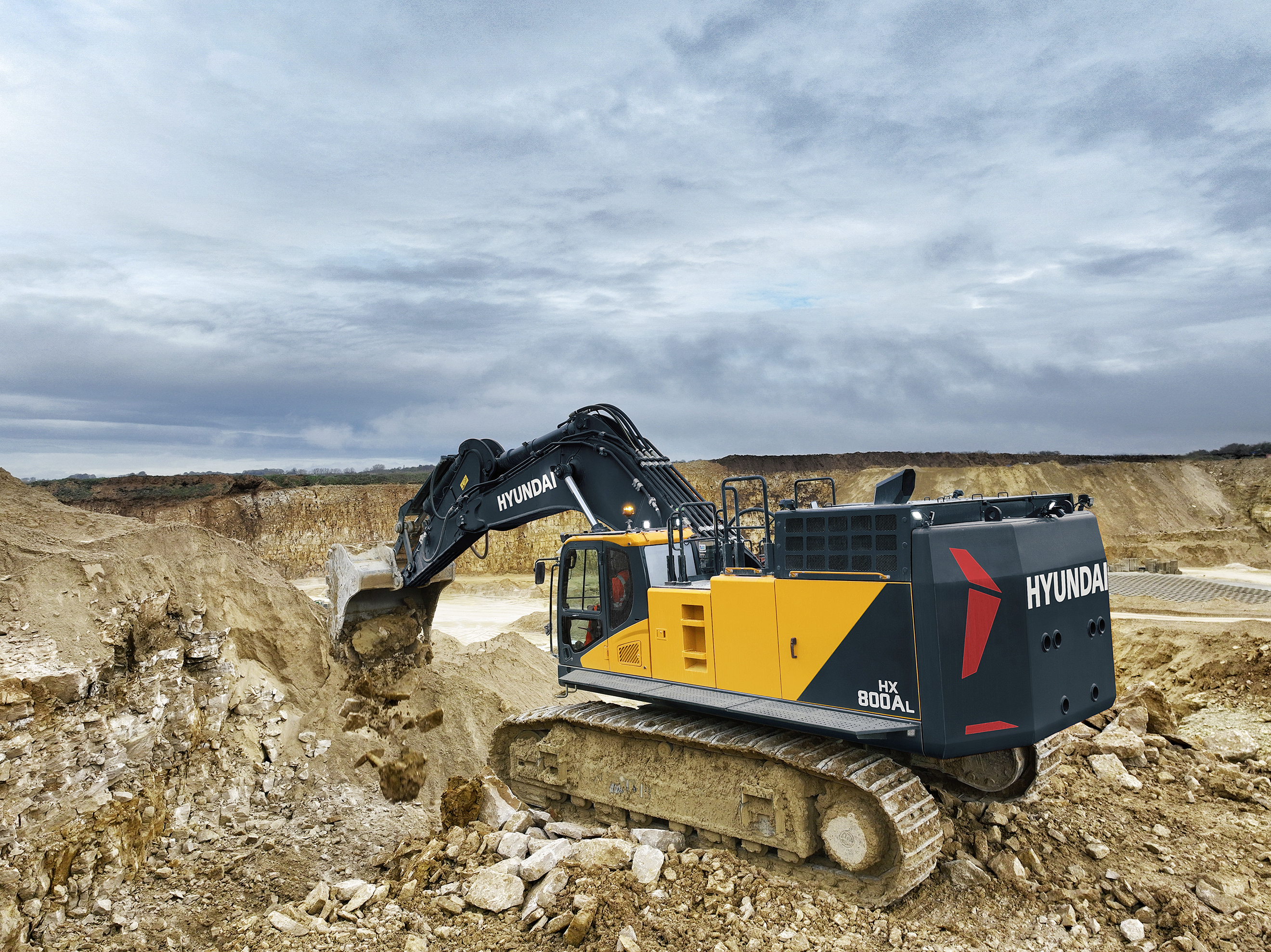 La HX800A L convient aux godets de 4,25 à 5,24 m3 et la machine de taille supérieure de 100 tonnes peut utiliser des godets de 5,4 à 6,8 m3. 