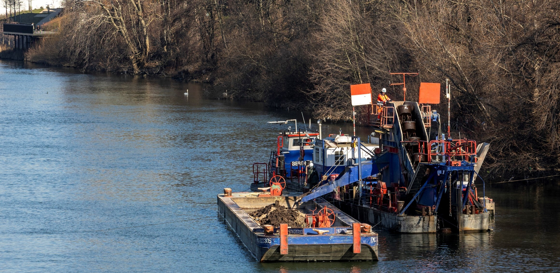 Quelque 6 000 m³  de sédiment ont été dragués afin que les plus grosses barges puissent empruntées le bras.