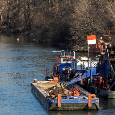 Quelque 6 000 m³  de sédiment ont été dragués afin que les plus grosses barges puissent empruntées le bras.